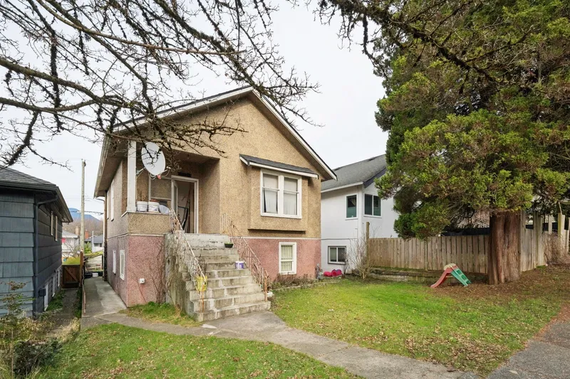 2541 DUNDAS STREET - photo 1 of 6