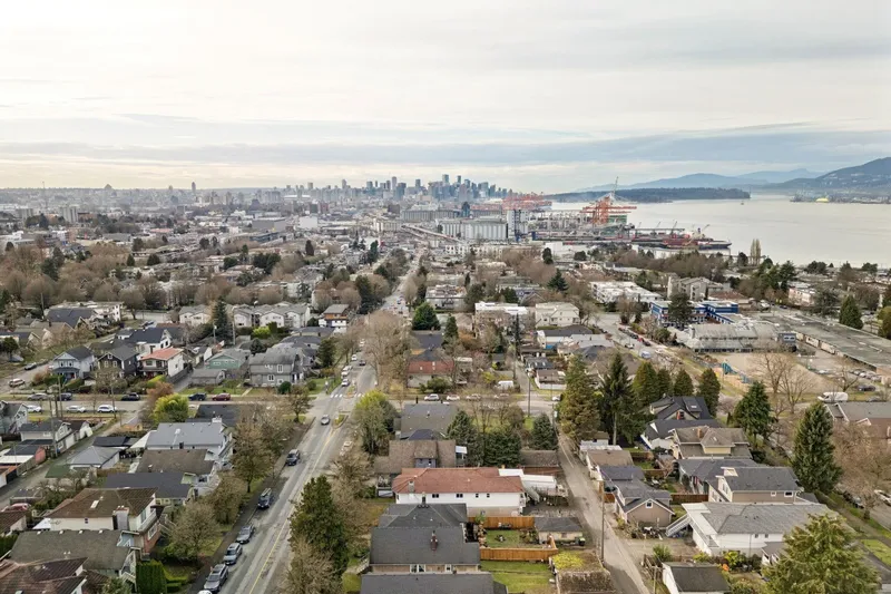 2541 DUNDAS STREET - photo 3 of 6