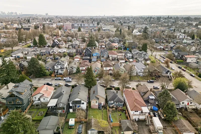 2541 DUNDAS STREET - photo 4 of 6