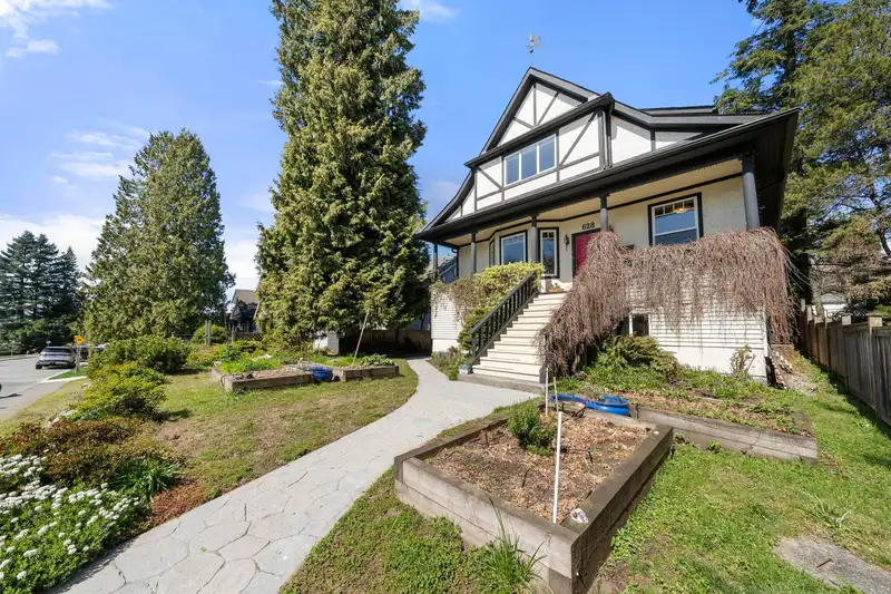 628 E 5TH STREET - photo 2 of 40