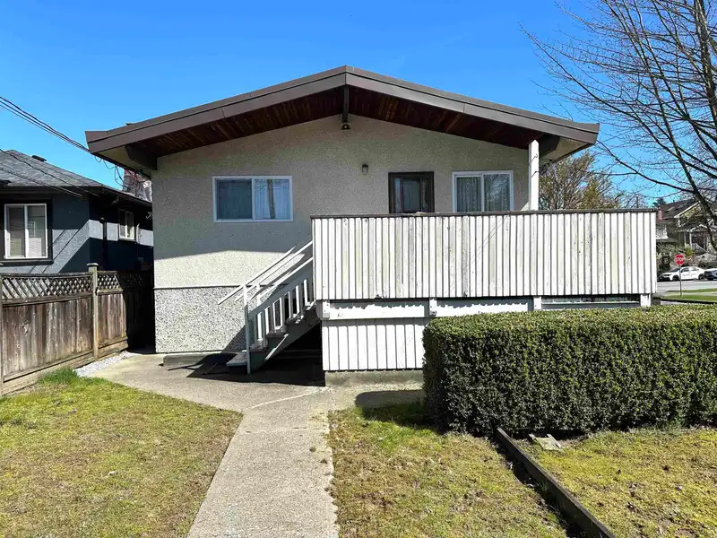 3191 RENFREW STREET - photo 4 of 9