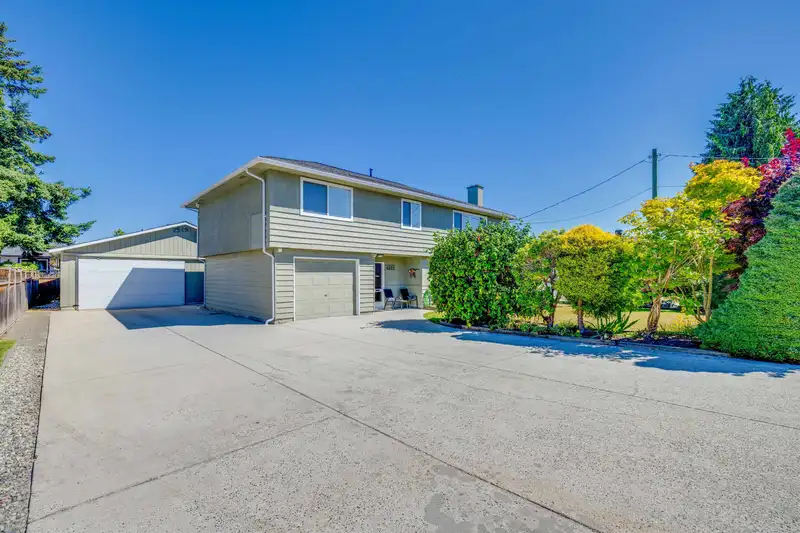 4882 58 STREET - photo 2 of 37