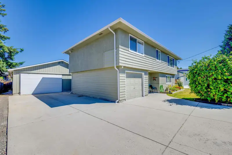 4882 58 STREET - photo 3 of 37