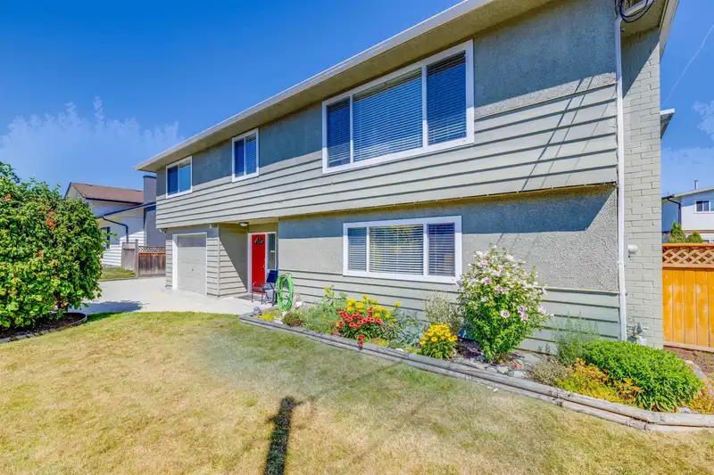 4882 58 STREET - photo 4 of 37