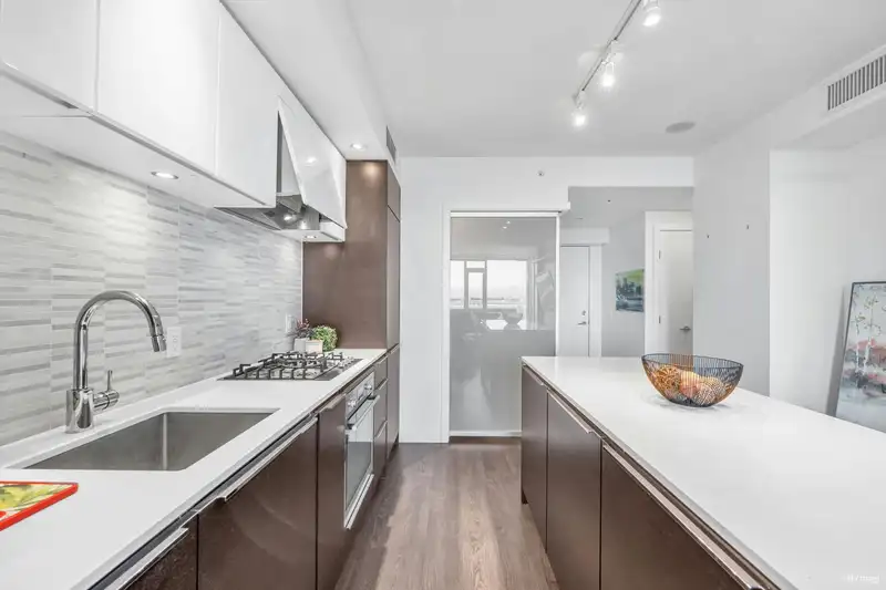 1007 5233 GILBERT ROAD - photo 4 of 33
