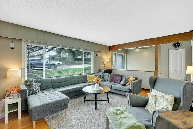 9511 DAWSON CRESCENT - photo 3 of 25