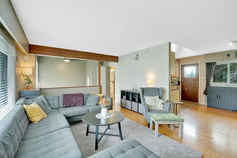 9511 DAWSON CRESCENT - photo 4 of 25