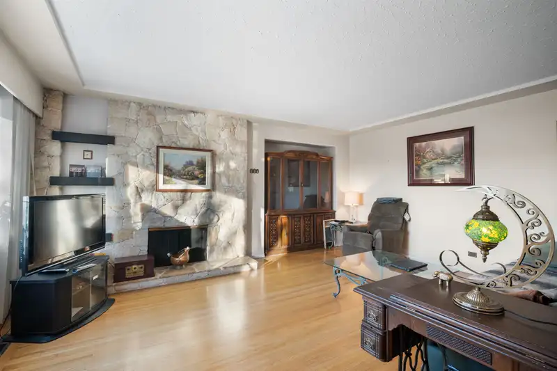 1428 RENFREW STREET - photo 4 of 31