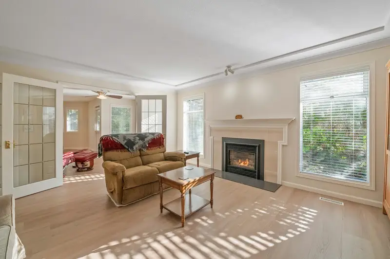 4 12981 17 AVENUE - photo 2 of 25