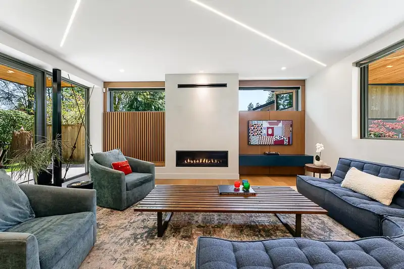 670 ST. IVES CRESCENT - photo 4 of 40