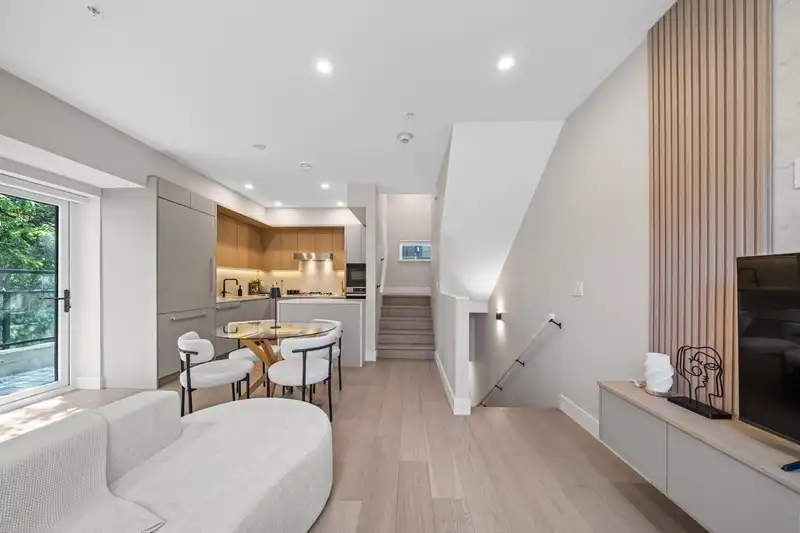 130 W WOODSTOCK AVENUE - photo 1 of 25