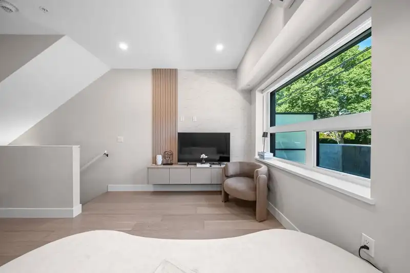 130 W WOODSTOCK AVENUE - photo 3 of 25