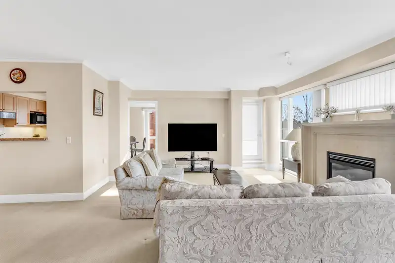 508 618 W 45TH AVENUE - photo 4 of 26