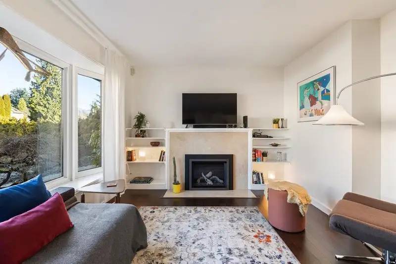 1315 W 15TH STREET - photo 3 of 29