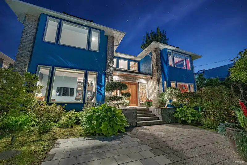 954 KINGS AVENUE - photo 1 of 39