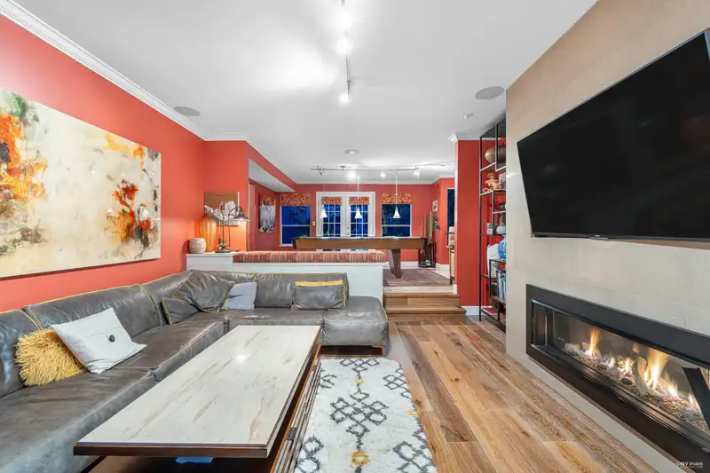 954 KINGS AVENUE - photo 3 of 39