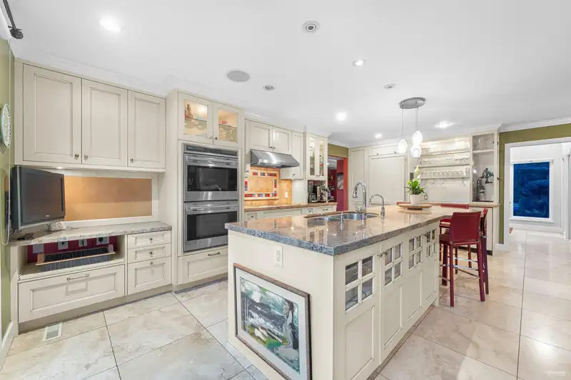 954 KINGS AVENUE - photo 4 of 39
