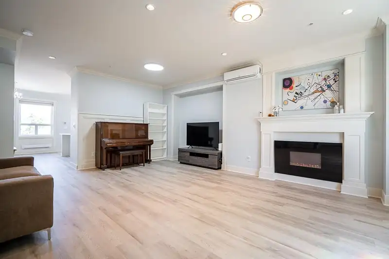 21037 80 AVENUE - photo 3 of 27