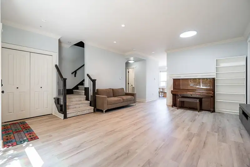 21037 80 AVENUE - photo 4 of 27