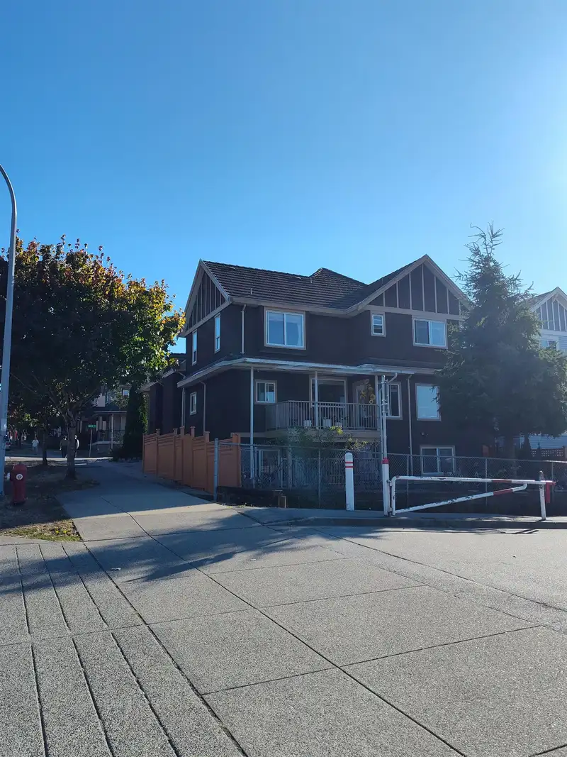 14197 62B AVENUE - photo 4 of 40