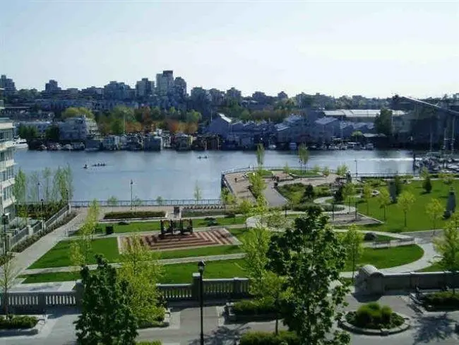 603 455 BEACH CRESCENT - photo 1 of 10