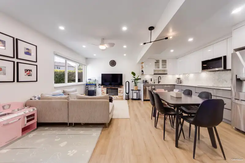 66 3433 E 49TH AVENUE - photo 4 of 36