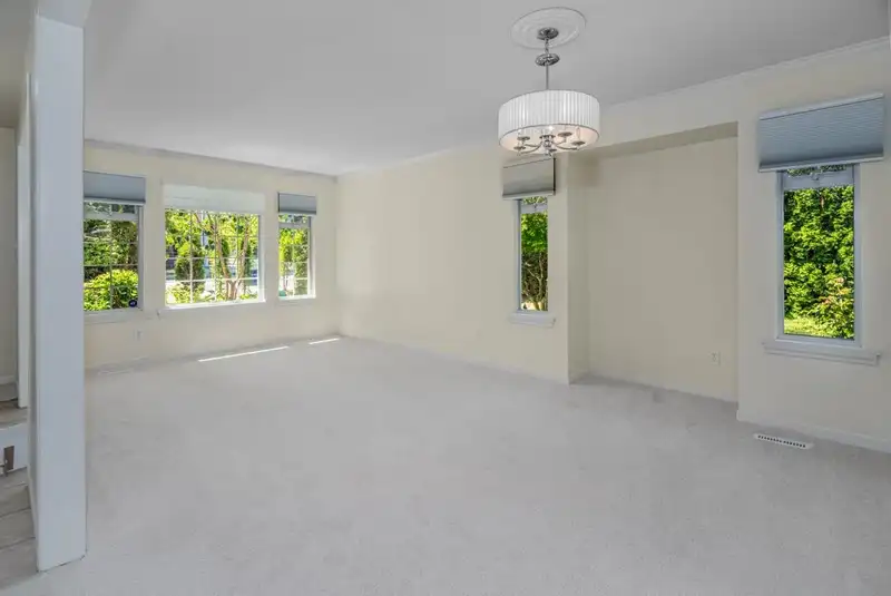 15413 20 AVENUE - photo 3 of 35