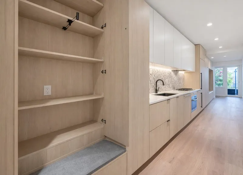 422 2471 ST GEORGE STREET - photo 3 of 25