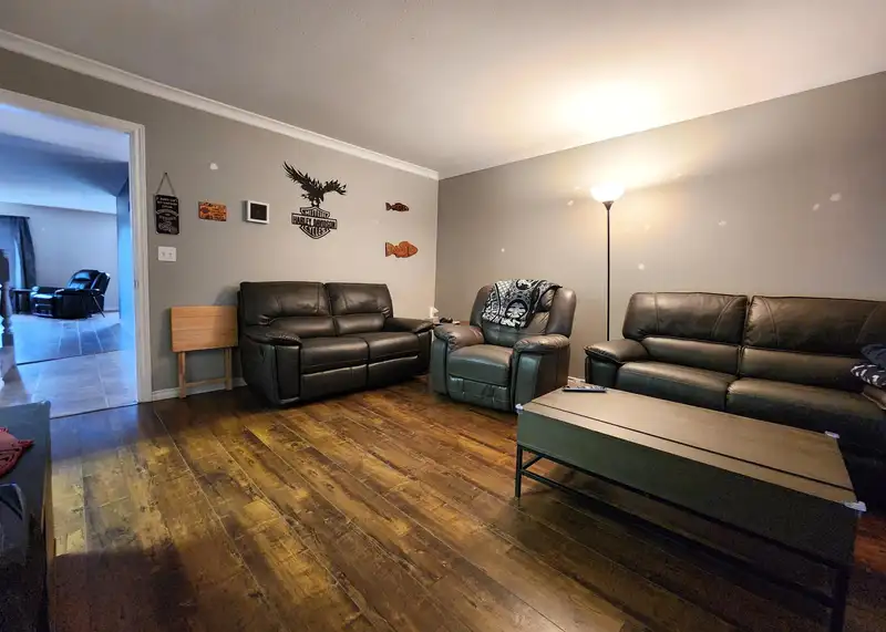 15947 88 AVENUE - photo 3 of 39