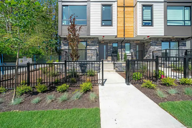 5 20559 86 AVENUE - photo 1 of 40