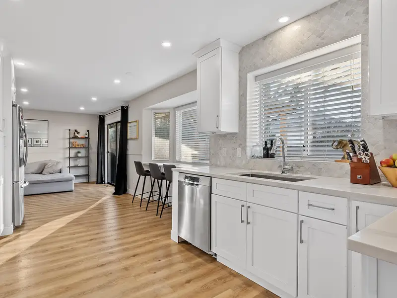 6323 171A STREET - photo 3 of 25