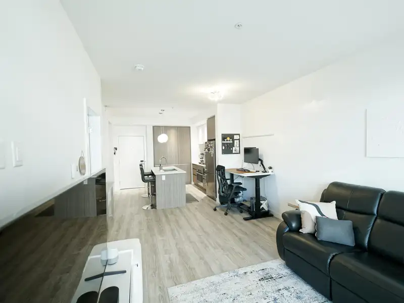 213 516 FOSTER AVENUE - photo 2 of 13