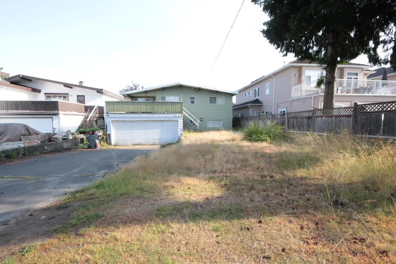 2235 E 49TH AVENUE - photo 3 of 6