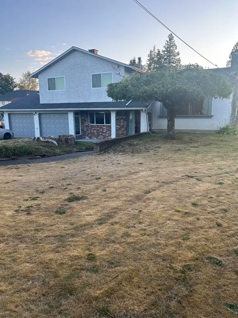 10635 160 STREET - photo 2 of 5