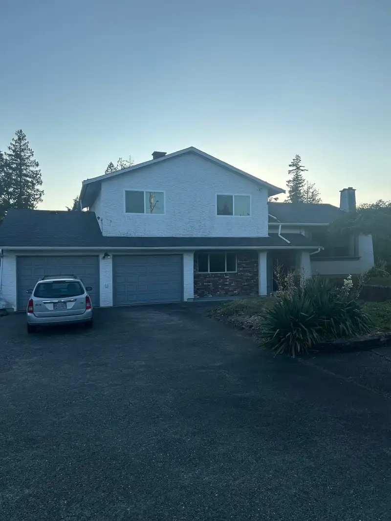 10635 160 STREET - photo 4 of 5