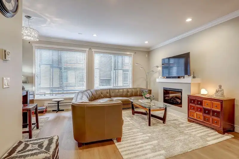 3 6378 142 STREET - photo 2 of 35