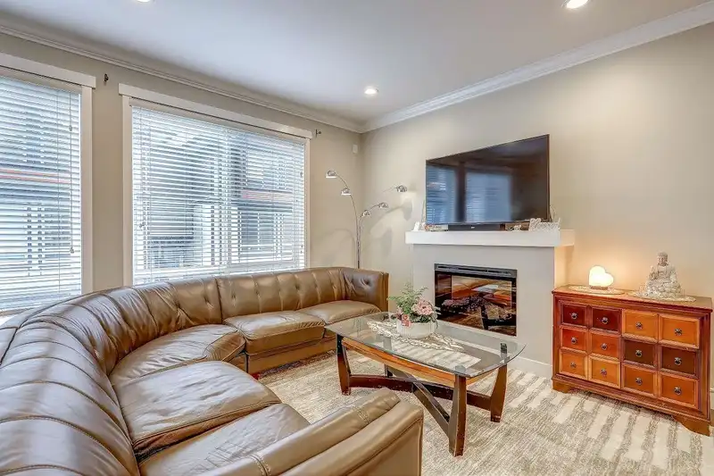 3 6378 142 STREET - photo 4 of 35