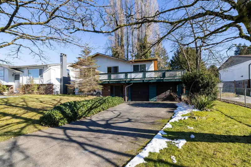 8338 111A STREET - photo 4 of 20