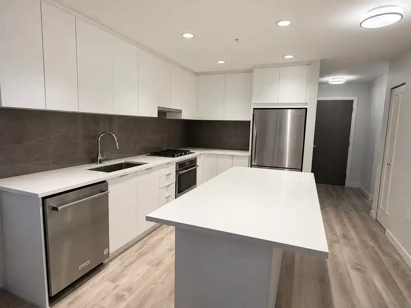 204 615 COTTONWOOD AVENUE - photo 4 of 11