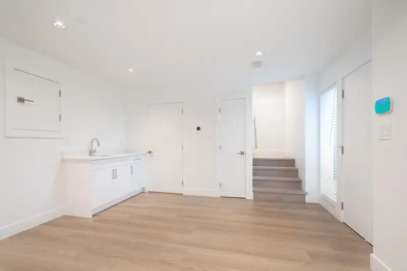 2 4559 BEATRICE STREET - photo 2 of 40