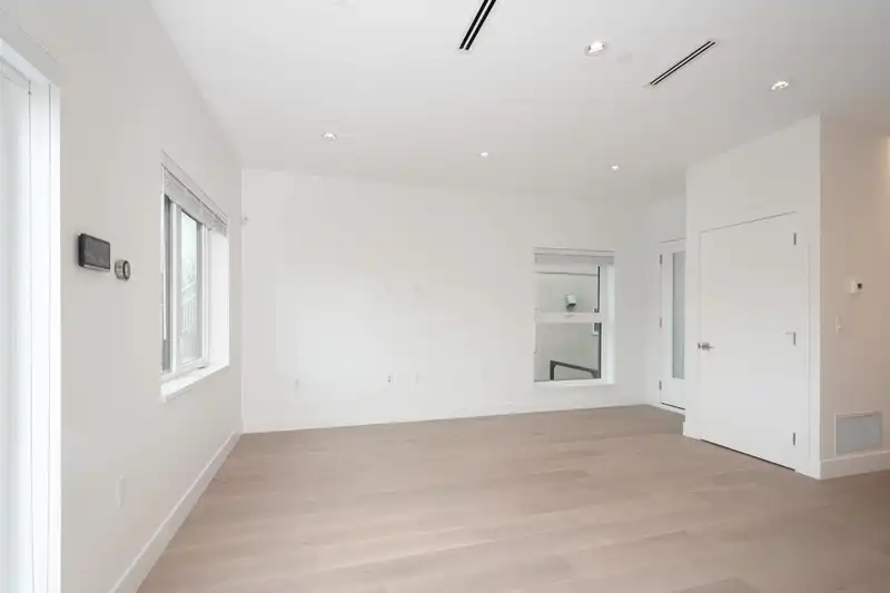 2 4559 BEATRICE STREET - photo 3 of 40