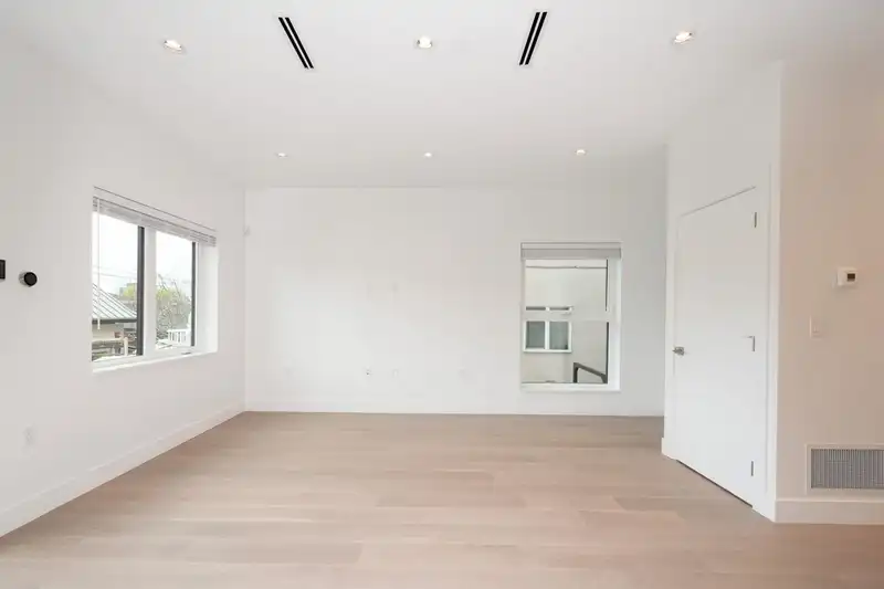 2 4559 BEATRICE STREET - photo 4 of 40