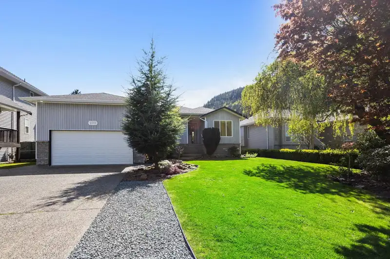 228 BALSAM AVENUE - photo 2 of 40