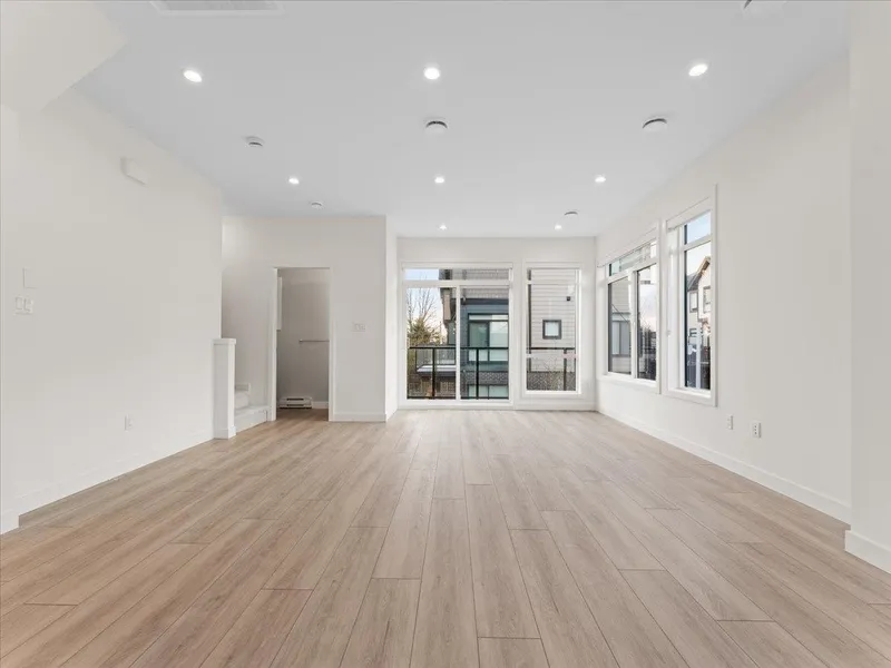 34 4337 BOUNDARY ROAD - photo 3 of 18