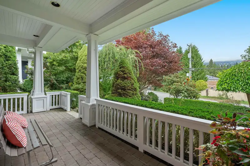 938 KINGS AVENUE - photo 3 of 29