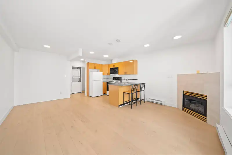 1610 939 HOMER STREET - photo 2 of 32