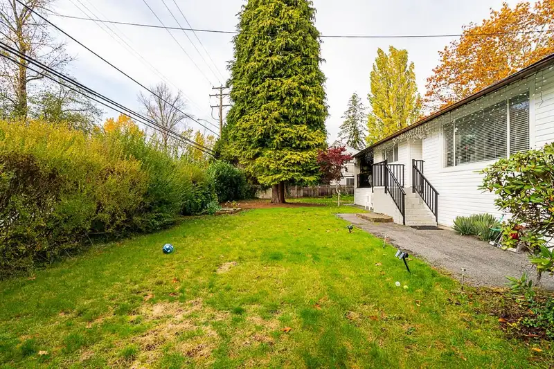 11205 78A AVENUE - photo 2 of 31