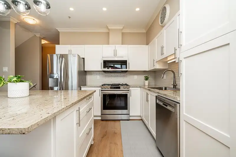 27- 20326 68 AVENUE - photo 3 of 39