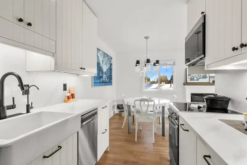 204 5553 16 AVENUE - photo 1 of 20
