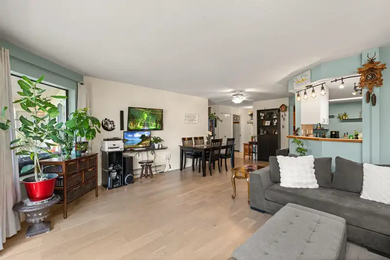 109 33233 E BOURQUIN CRESCENT - photo 4 of 40